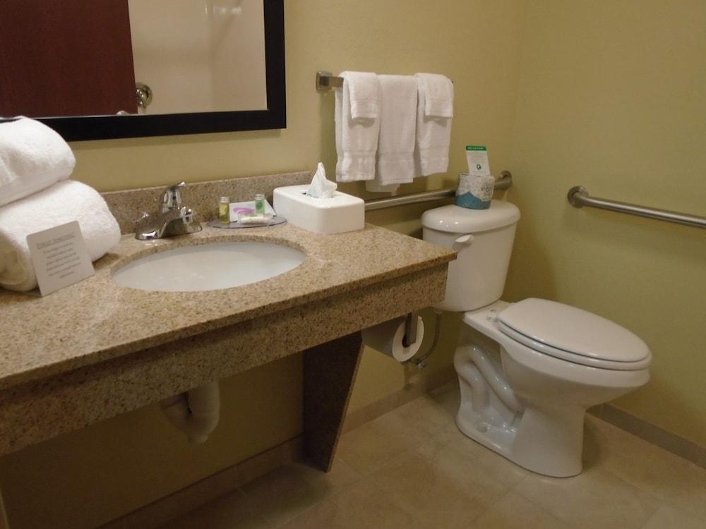 Cobblestone Inn & Suites photo 7
