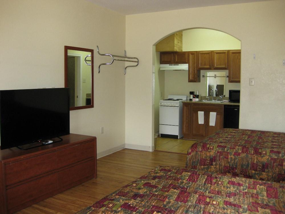 Scottish Inn and Suites photo 7