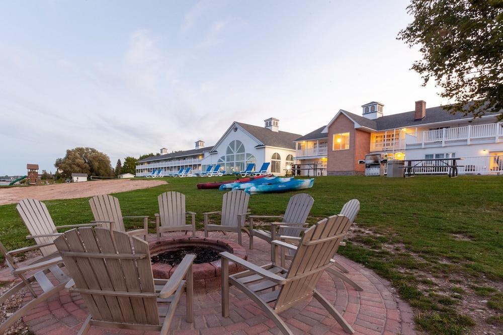 Baymont by Wyndham St. Ignace Lakefront photo 28