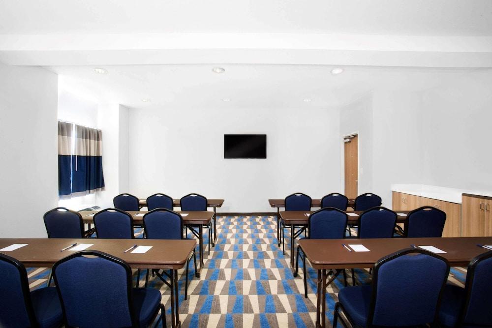 Microtel by Wyndham Vernal / Naples photo 10