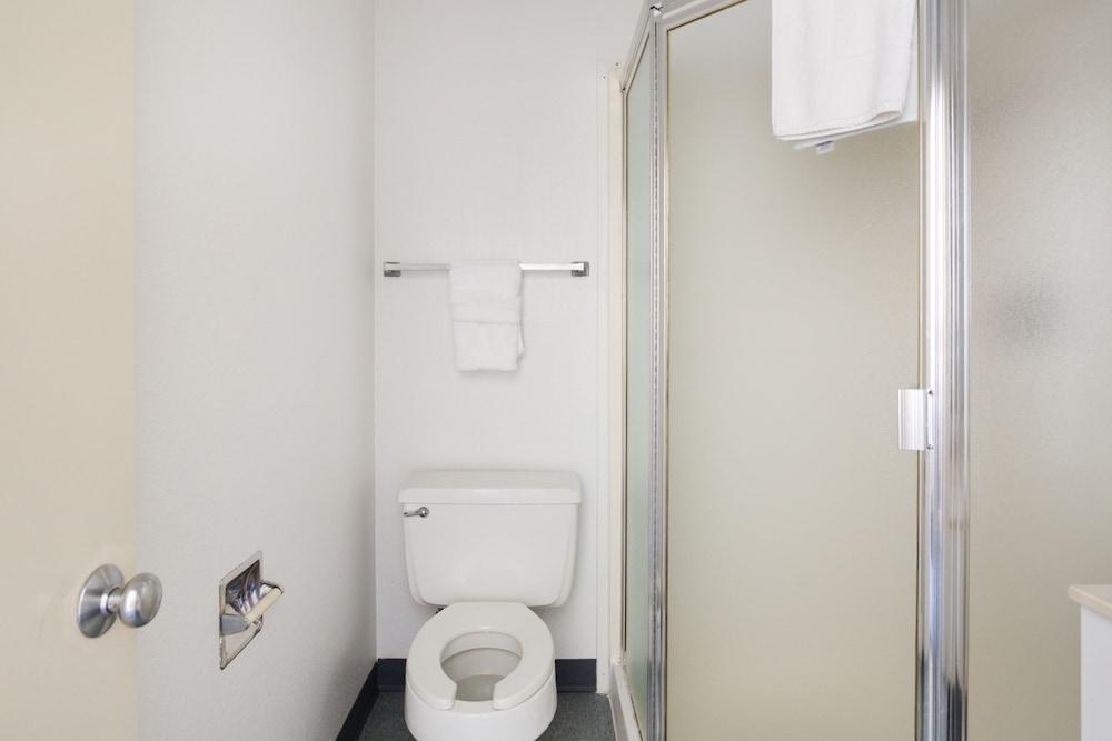 Days Inn by Wyndham New Philadelphia photo 17