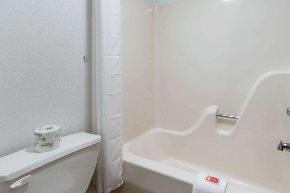 Econo Lodge Franklin photo 8