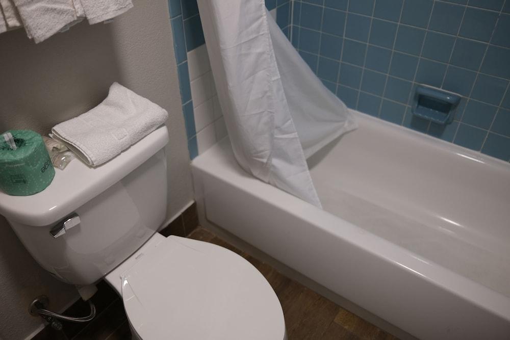 Red Roof Inn Staunton photo 11