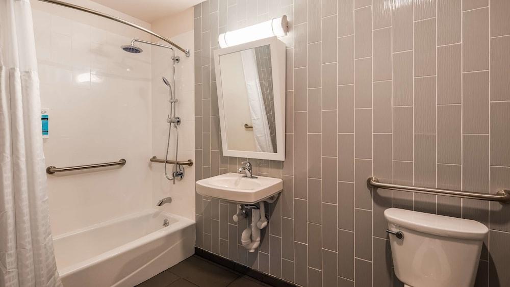 GLō Best Western Brooklyn NYC photo 16