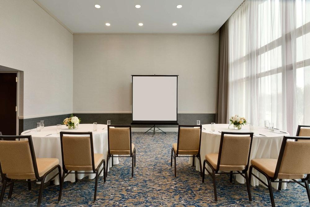 Embassy Suites by Hilton Boston Waltham photo 7