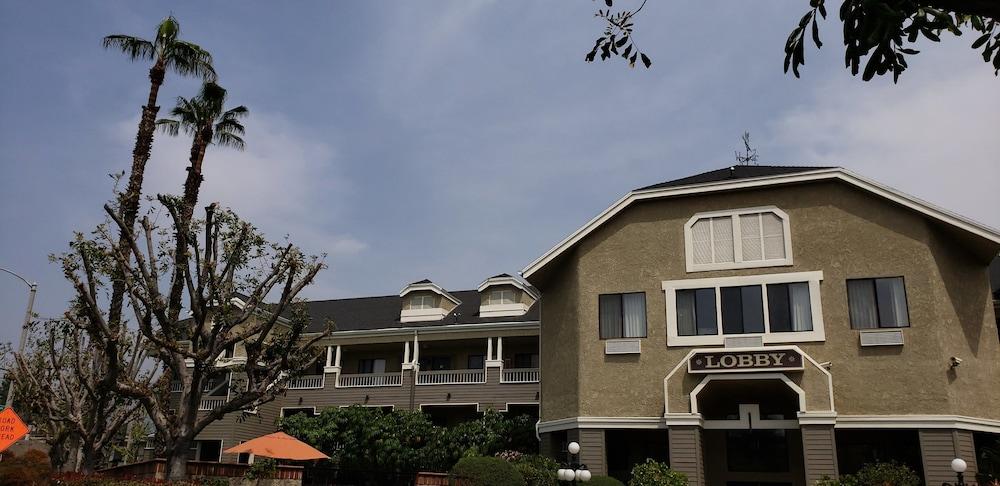 Oak Tree Inn photo 7
