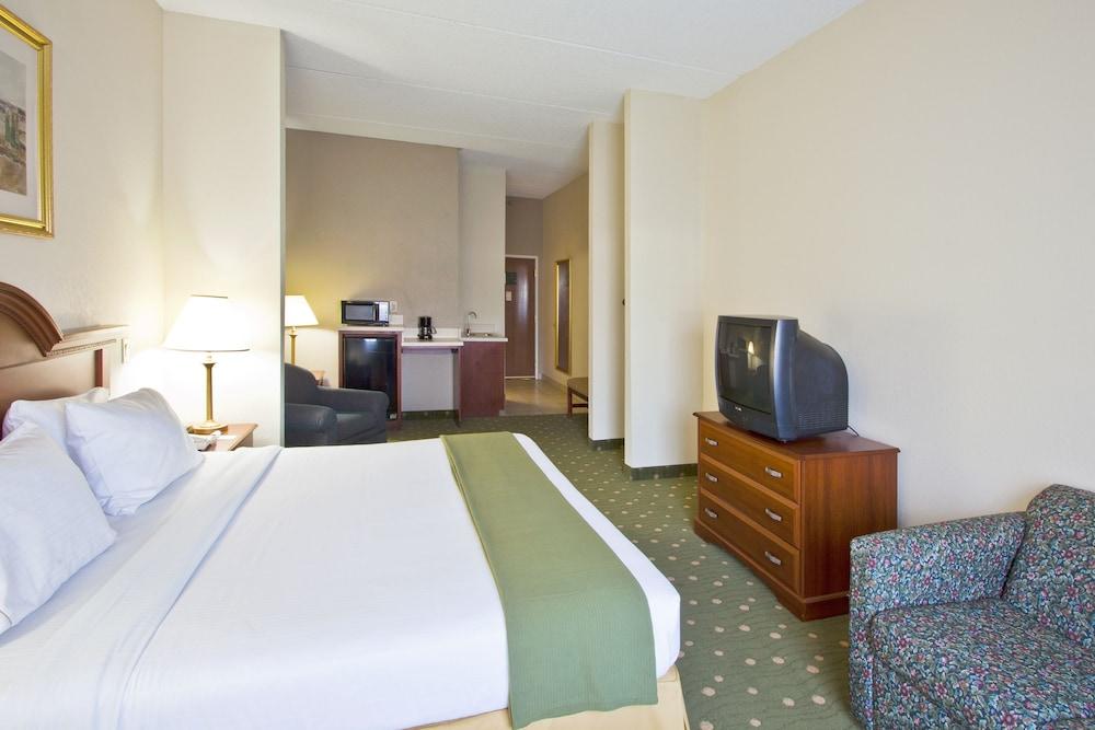 Holiday Inn Express & Suites Live Oak by IHG photo 5