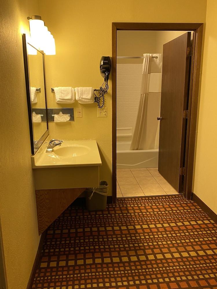 Relax Inn and Suite by Capital O I 80 photo 6