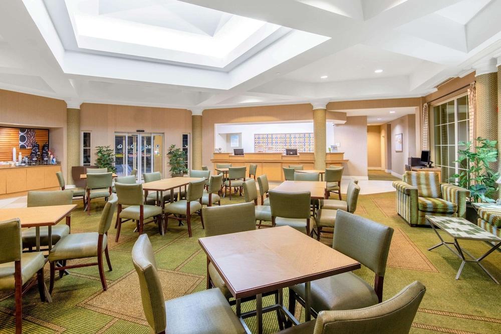 La Quinta Inn & Suites by Wyndham Sherman photo 2