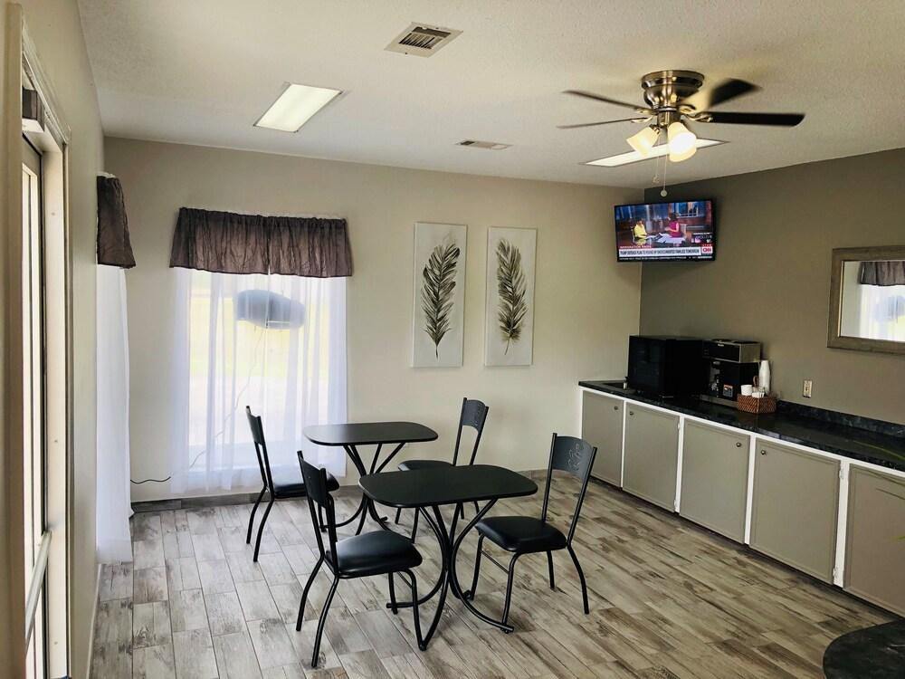 Americas Best Inn Brinkley photo 20
