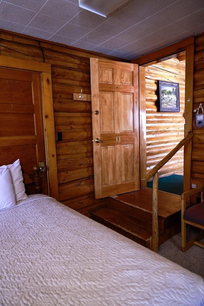 Twin Pines Lodge & Cabins photo 2