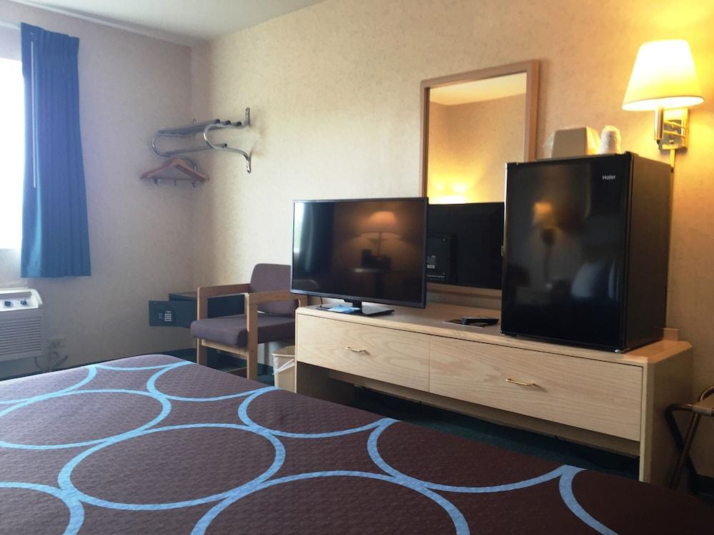Super 8 by Wyndham Canandaigua photo 4