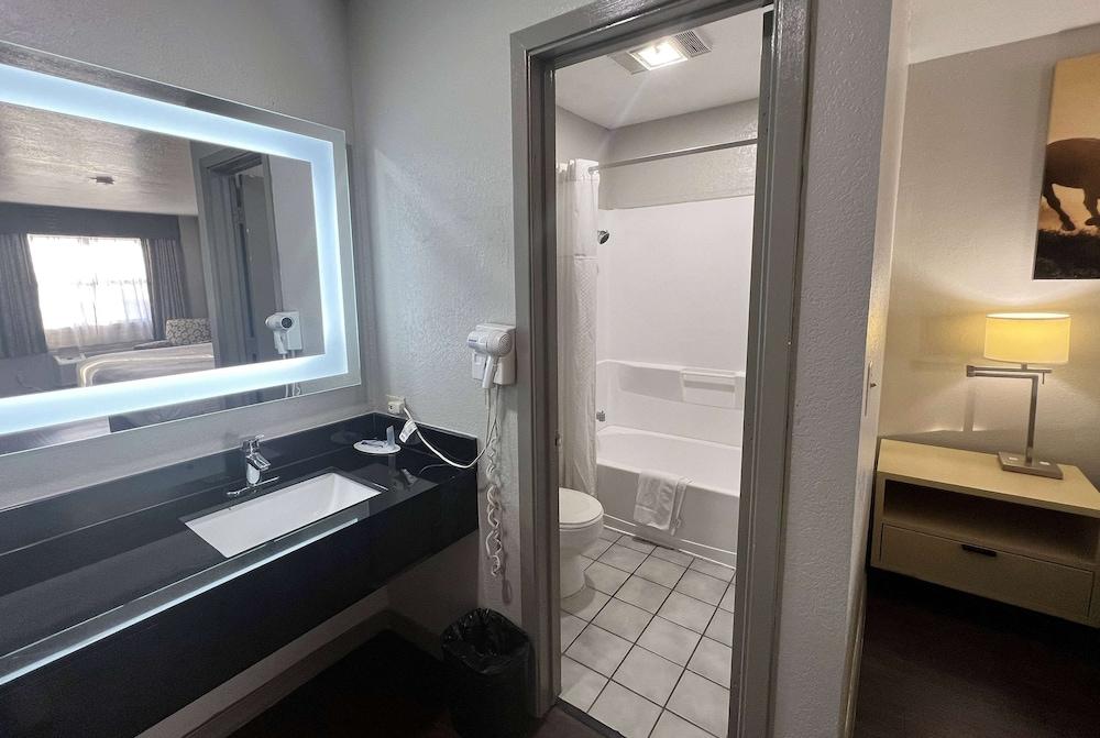 Days Inn by Wyndham Canton photo 10