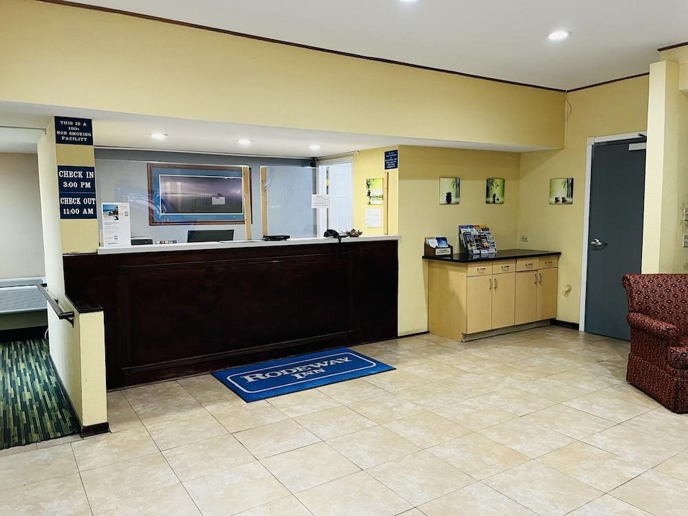 Rodeway Inn Whitehall photo 22