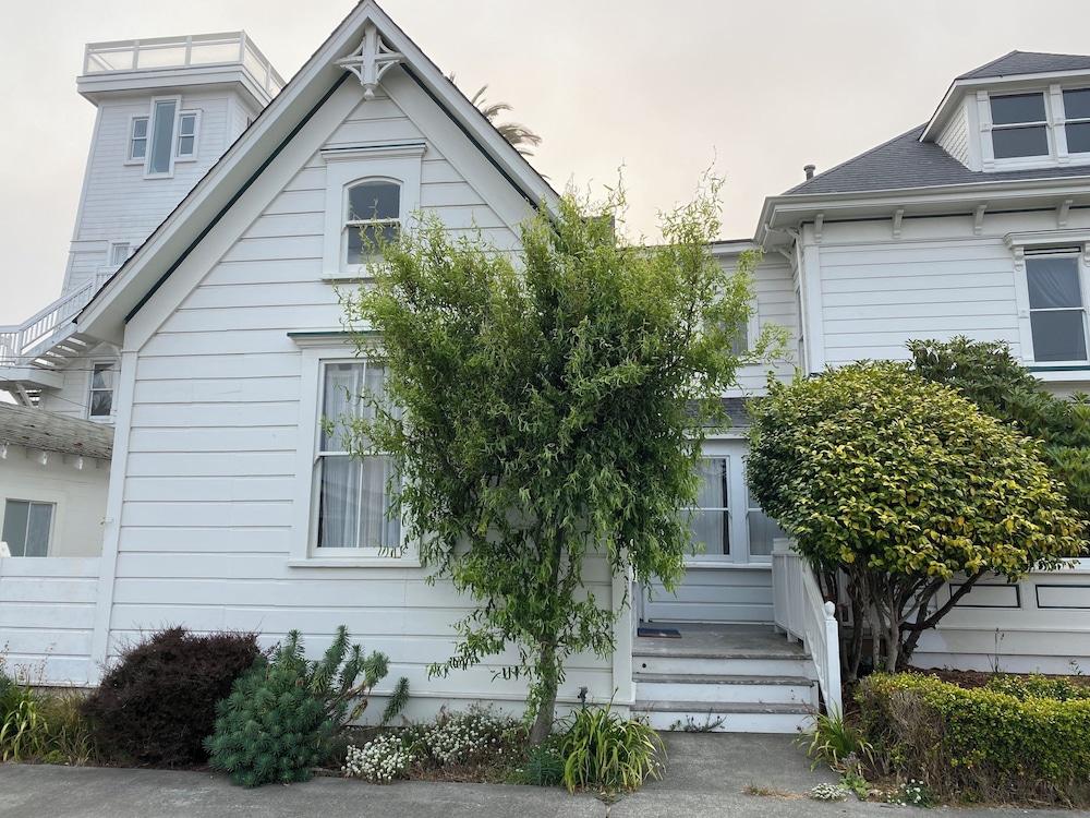 The Weller House photo 1