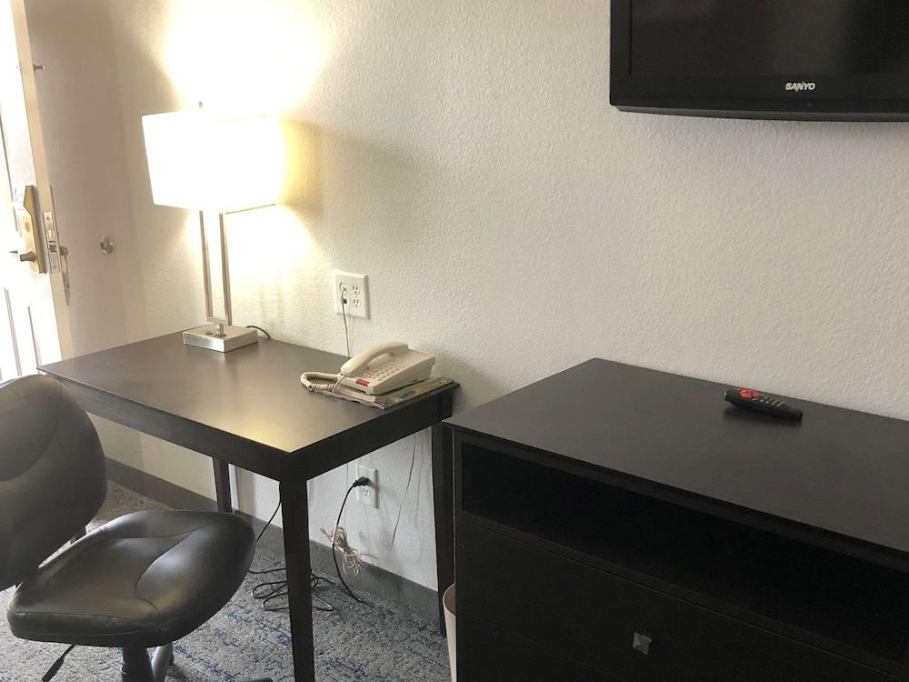 Executive Inn & Suites Joaquin photo 6
