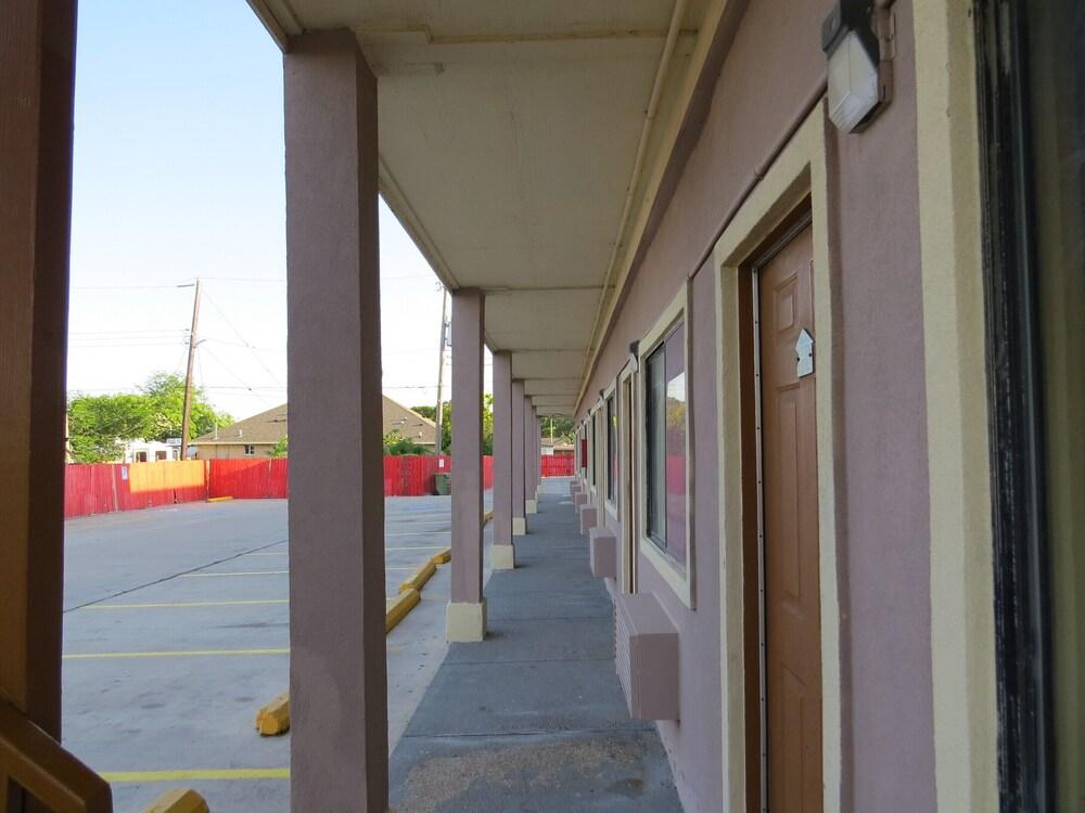 Executive Inn and Suites photo 49