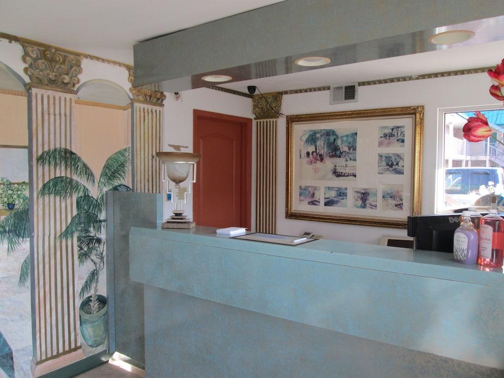 Delux Inn & Suites photo 10