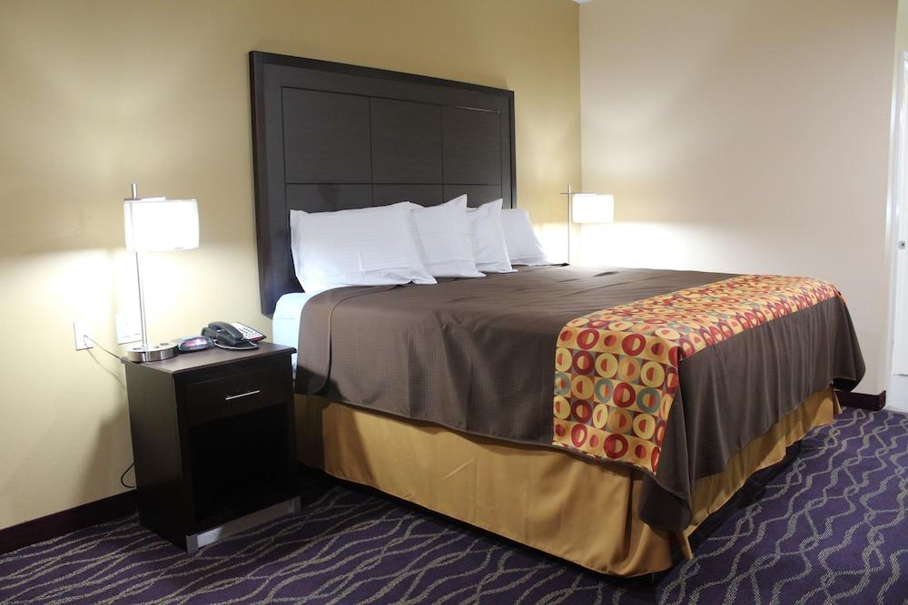 Express Inn & Suites - Bush Airport photo 12