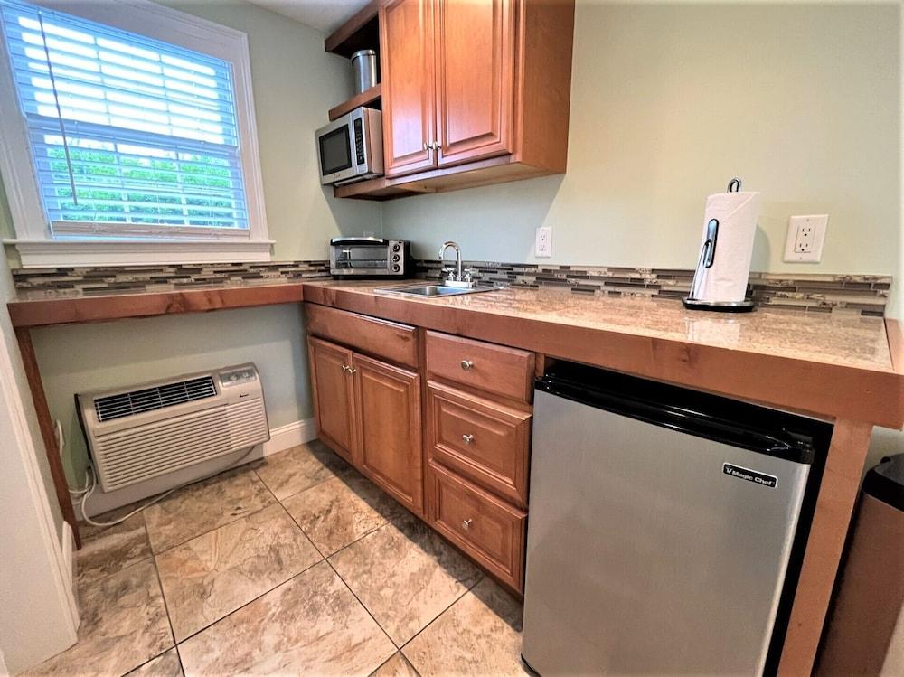 Beach Breeze Inn photo 40