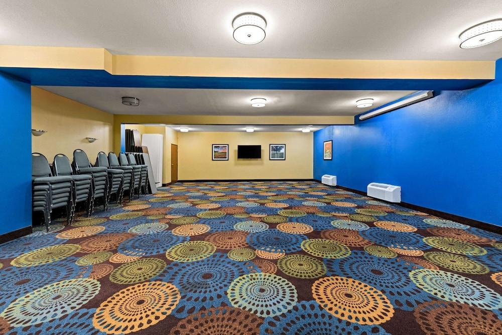 Quality Inn Warrensburg photo 35