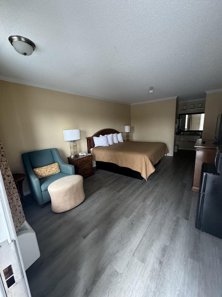 Colony Inn photo 5