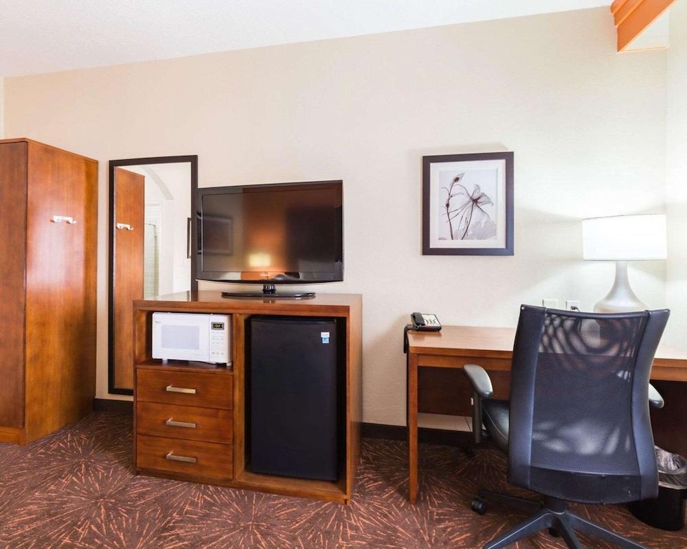 Econo Lodge Inn & Suites East photo 14