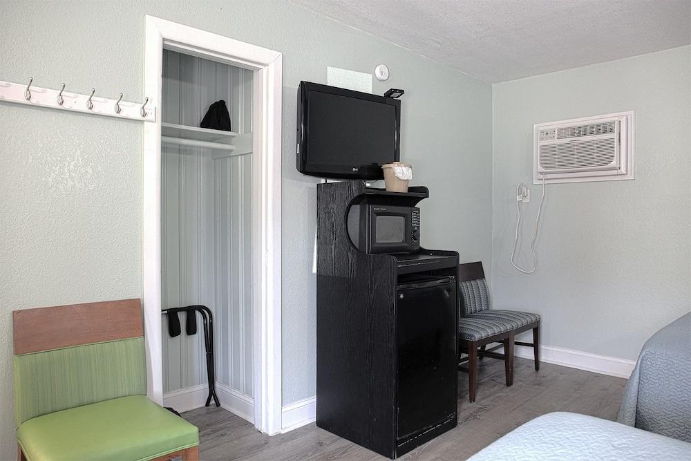 Colonial Inn Motel photo 30
