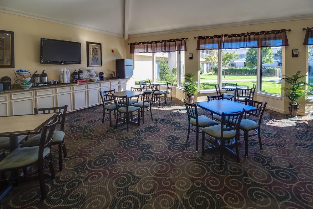 Ashmore Inn and Suites photo 8