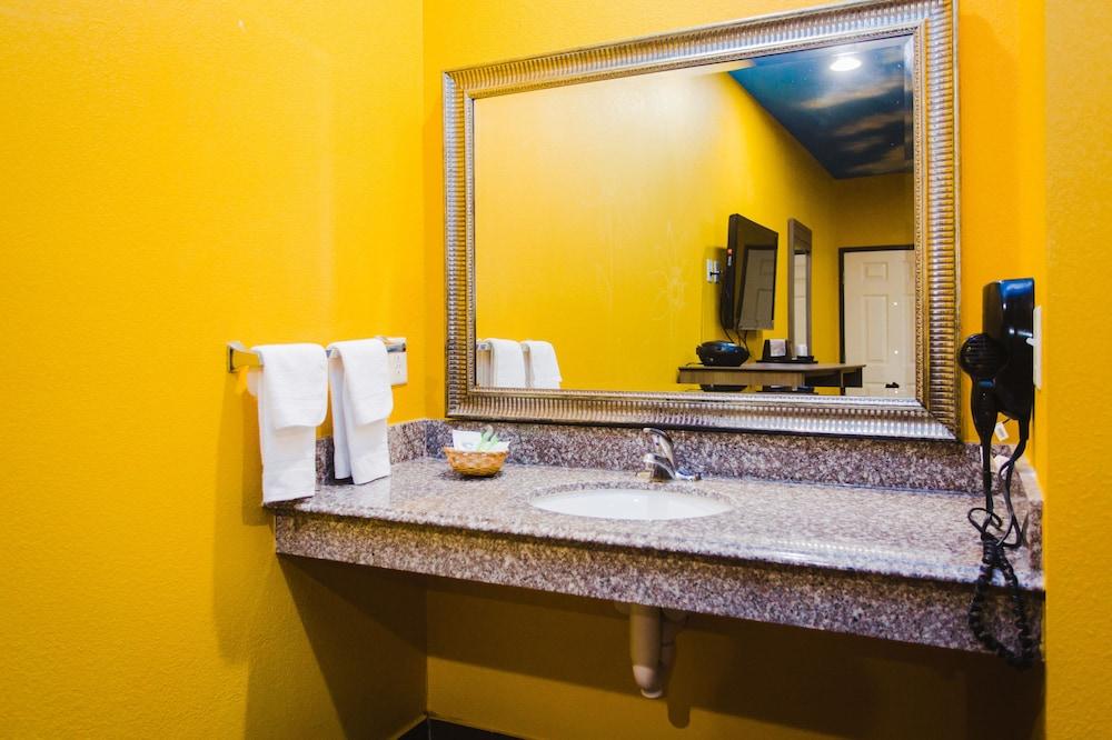 Moonlight Suites - Houston George Bush Intl Airport photo 12