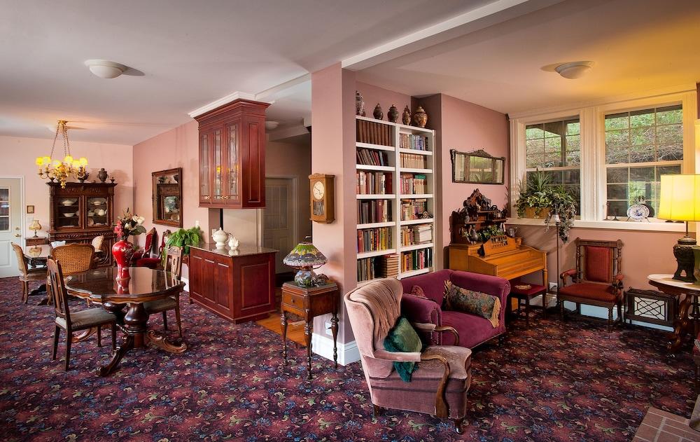 Hearthstone Elegant Lodge by the River photo 2