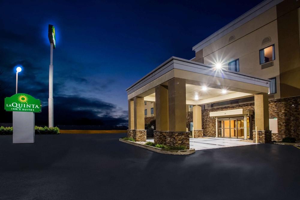 La Quinta Inn & Suites by Wyndham Pontoon Beach — hotel in Granite City