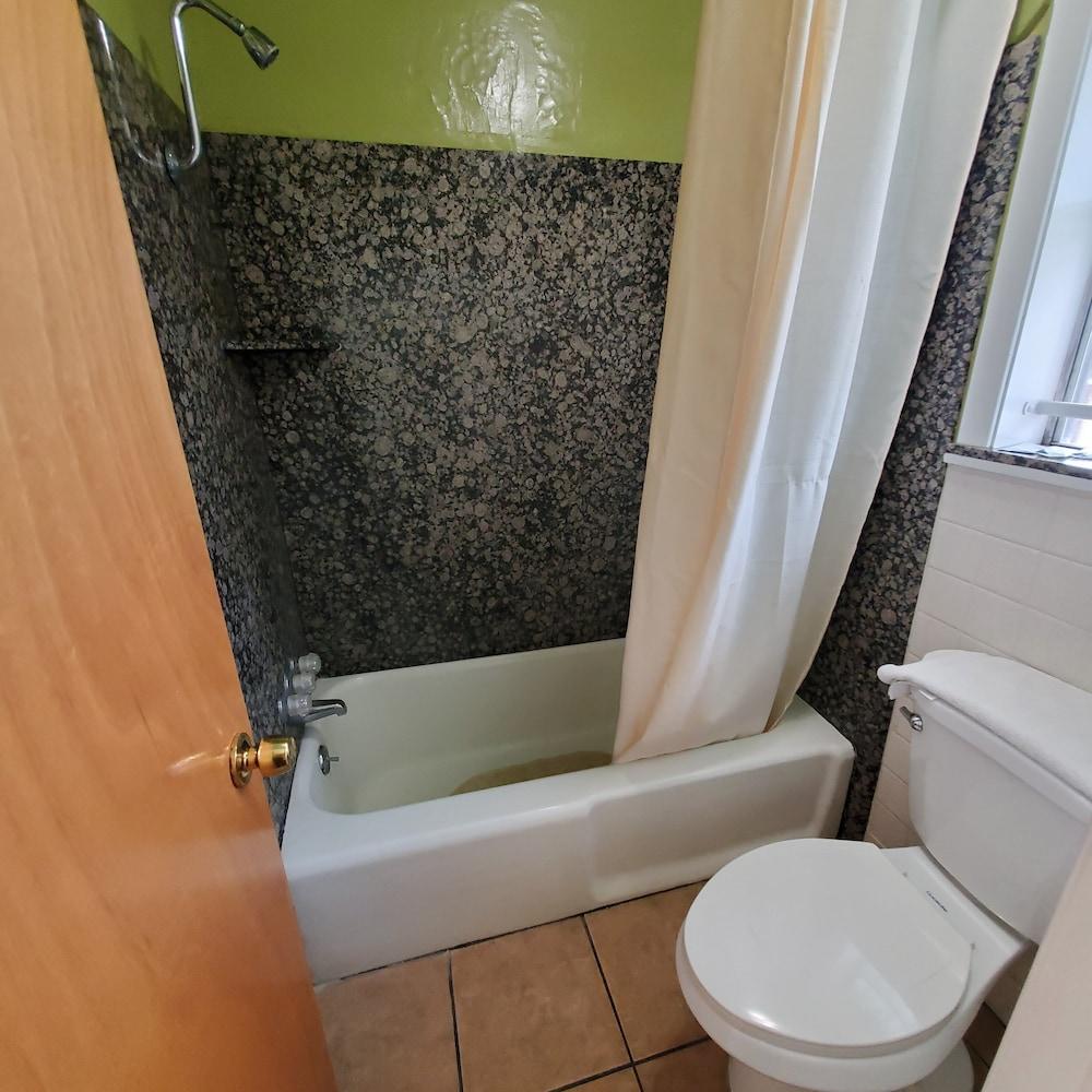 Vanguard Motel photo 10