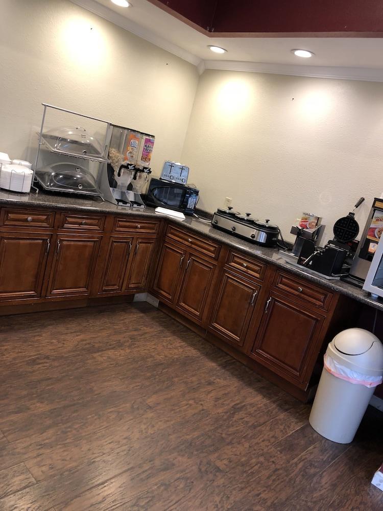 Howard Johnson by Wyndham Dothan photo 16