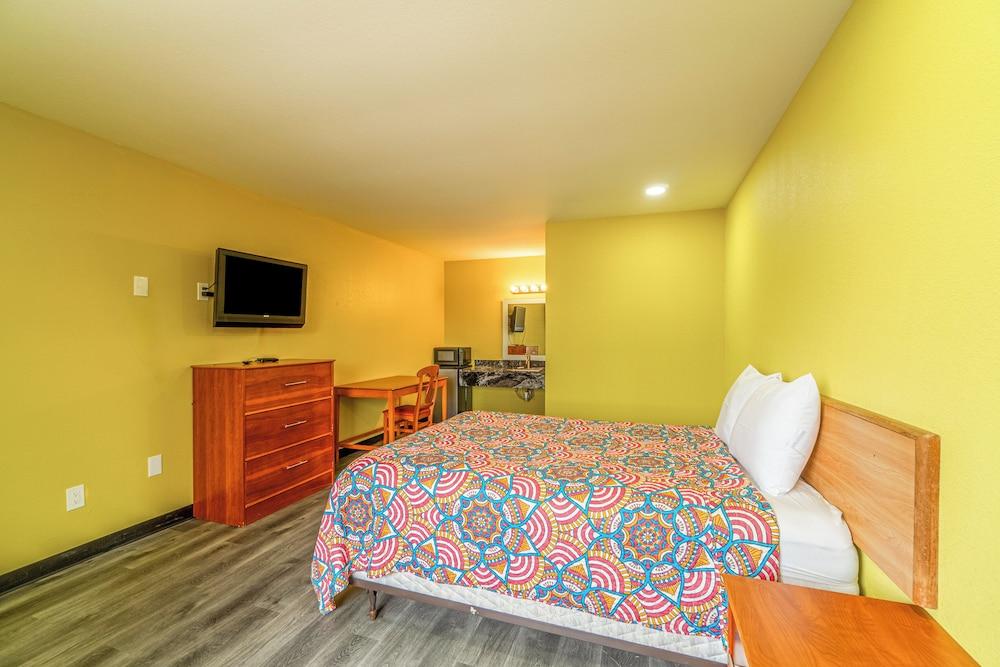 Regency Inn By OYO Rockdale TX photo 17
