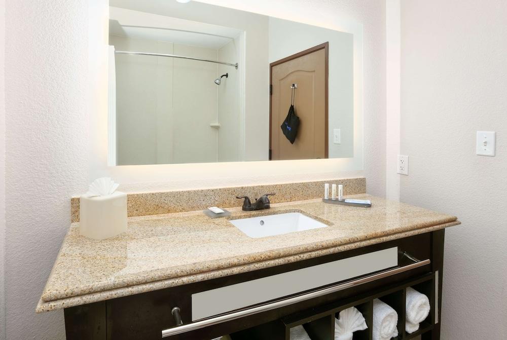 La Quinta Inn & Suites by Wyndham Dallas Grand Prairie South photo 33