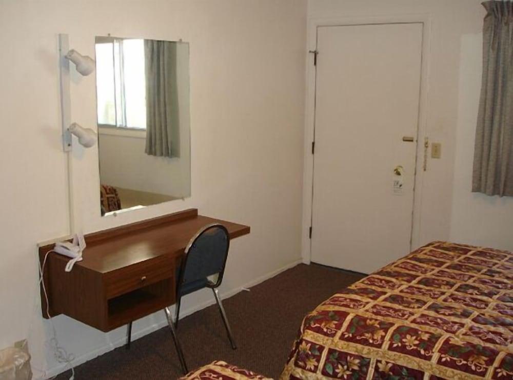 Tops Motel photo 3