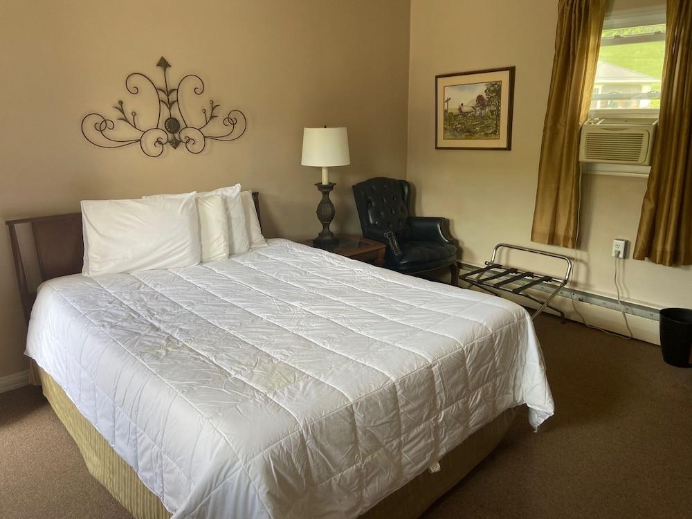 Laurelwood Inn and Steakhouse photo 6