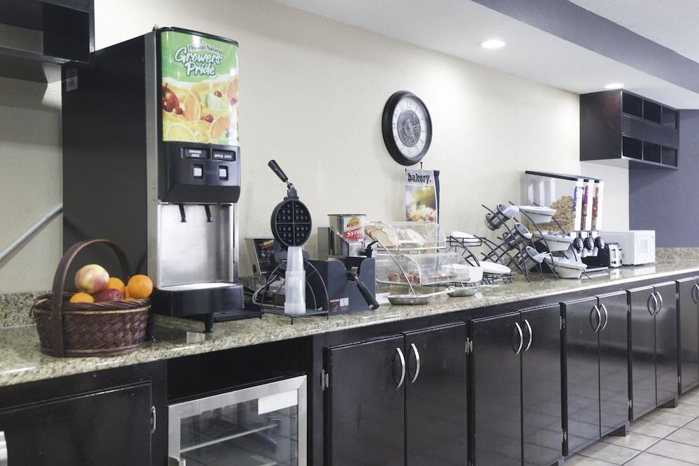 Microtel Inn & Suites by Wyndham Meridian photo 11