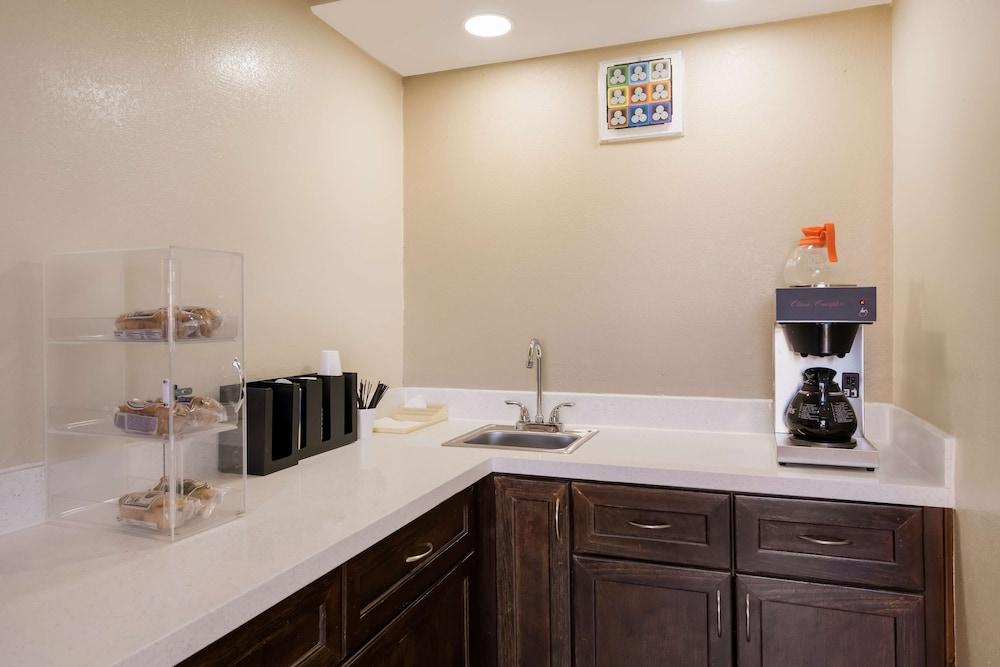 Americas Best Value Inn Houston Heights at I-45 photo 5