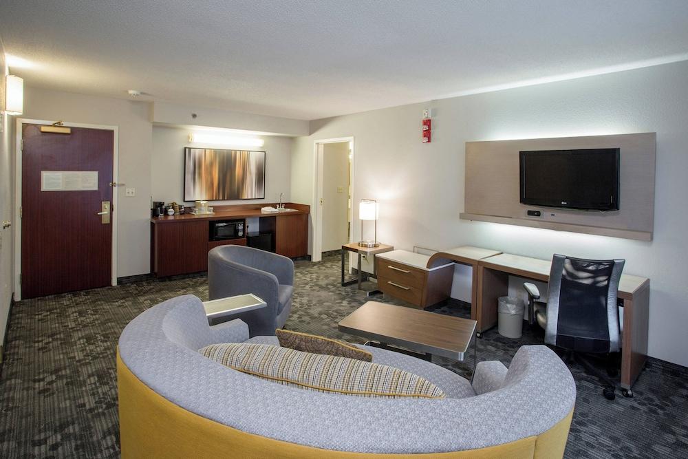 Courtyard by Marriott Raynham photo 22
