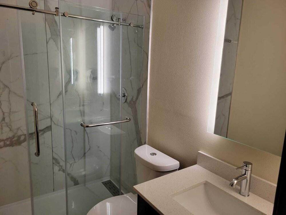 Quality Inn Elkhart photo 11