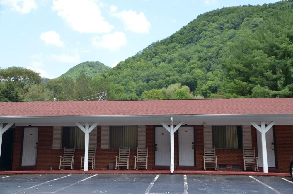 Travelowe's Motel photo 41