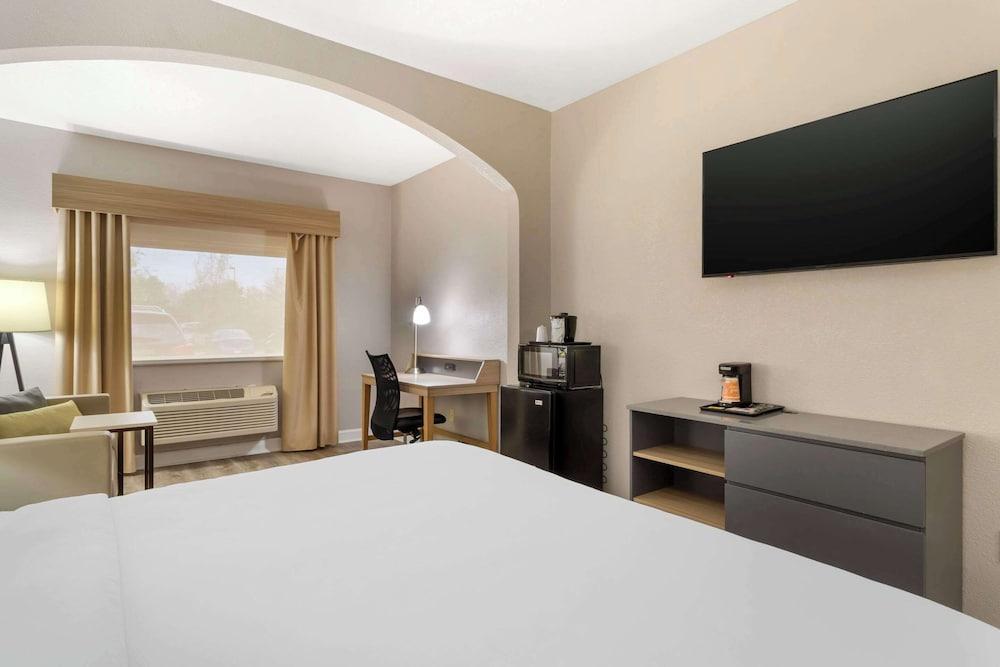Comfort Suites Shenandoah-The Woodlands photo 5