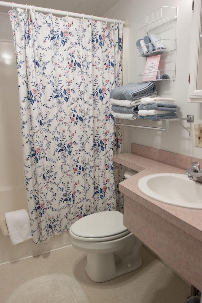 Mount Battie Inn photo 98