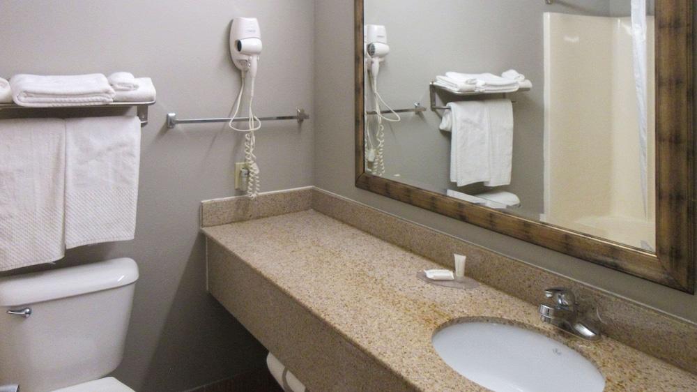 Clarion Pointe Evansville North photo 12