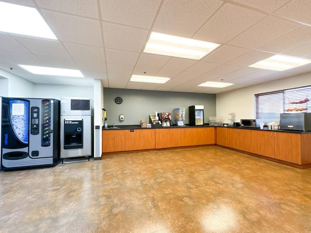 Blaine Town Inn & Suites photo 27