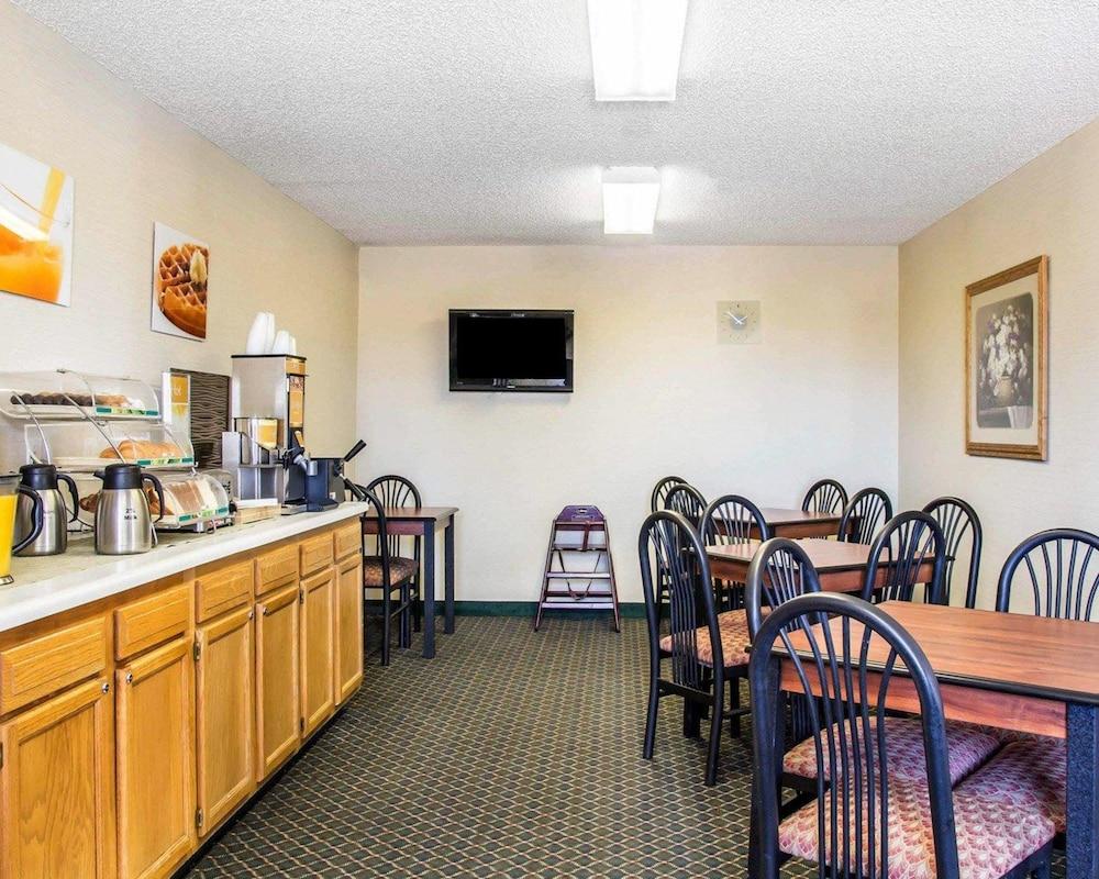 Econo Lodge Longmont East photo 43