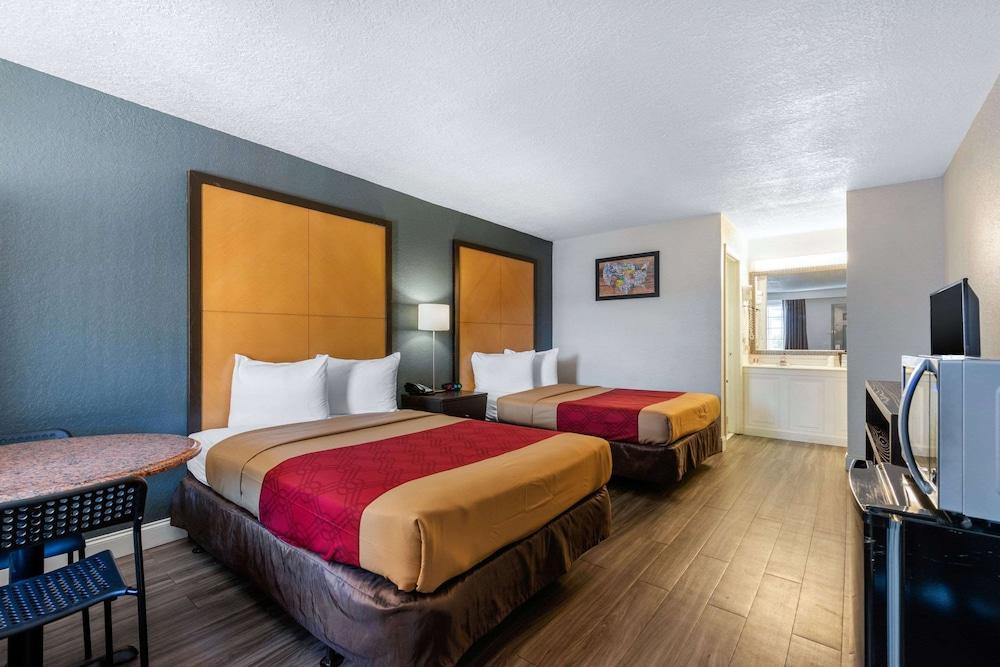 Econo Lodge Airport at RJ Stadium photo 10