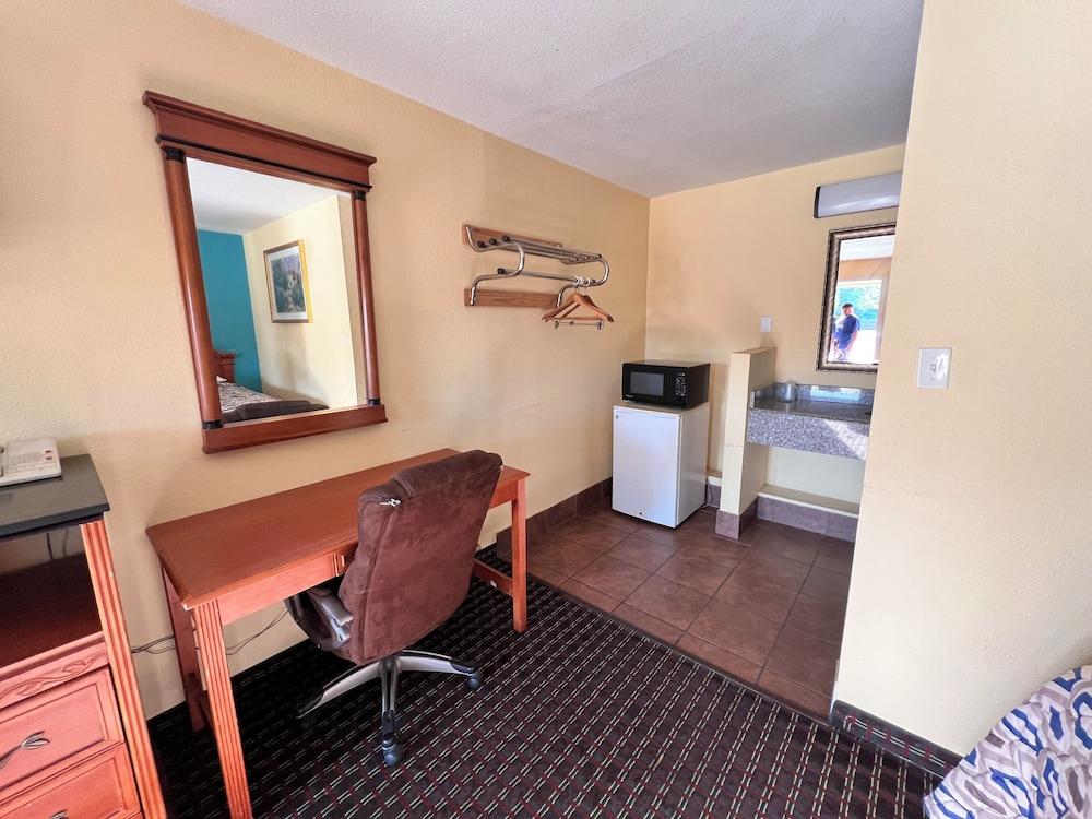 Economy Inn Express photo 2